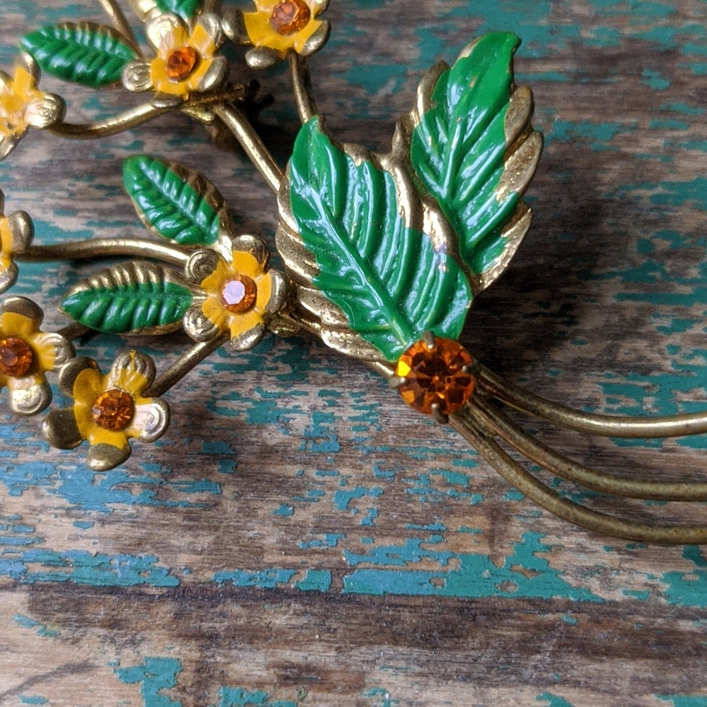 Vintage AUSTRIA Painted Metal & Rhinestone Crystal Yellow Flower Brooch - Picture 4 of 9
